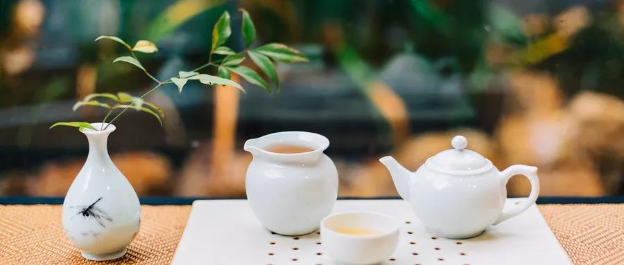 最近,你喝的是奈雪茶还是喜茶?作为国内两家知名茶饮品牌,奈雪茶和喜茶分别以主打茶+软欧包和芝士奶盖为广大消费者所熟知。然而,日前,奈雪茶创始人彭心在微信朋友圈直接点名喜茶创始人聂云宸,怒怼喜茶抄袭,一时间网友纷纷对两家茶饮品牌进行了热烈讨论。 彭心这样写道:抄完奈雪的芝士草莓,又抄霸气蜜桃,抄霸气黑提,又抄霸气石榴,再来抄软欧包。除了当年芝士草莓是在奈雪上了四个月后上的,其他都是隔了一年跟着奈雪回归产品上。面对彭心的指责,喜茶创始人聂云宸直接回复道:创新不是抢时间占位,如果是这样我